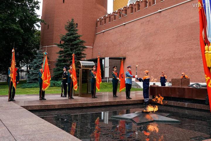 Акция «Горсть памяти» завершилась в Москве у Могилы Неизвестного Солдата
