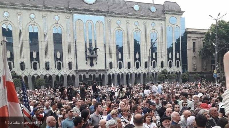 Грузинские радикалы приняли эстонца за русского и облили его водой в парламенте