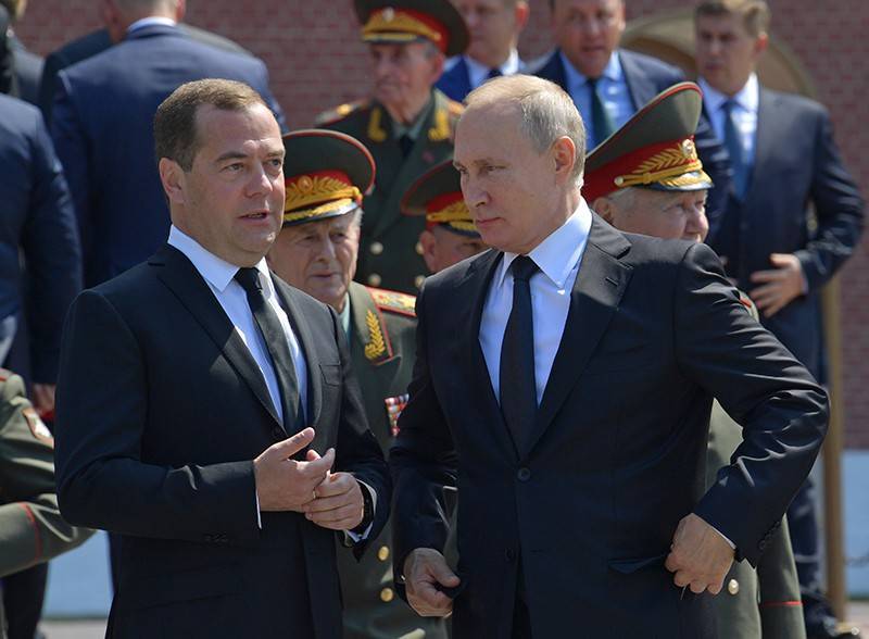 Путин почтил память героев войны в Александровском саду