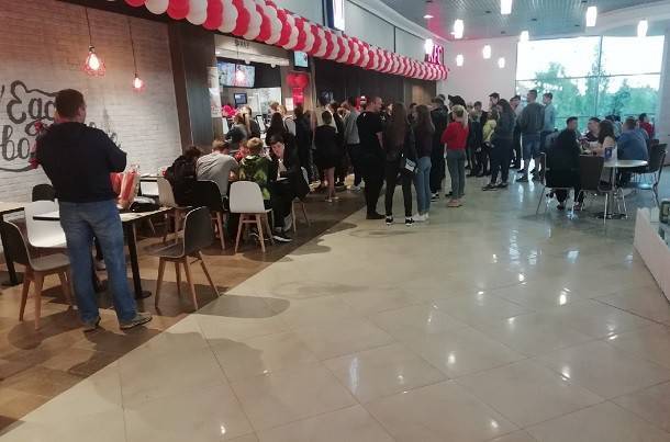 Открытие ресторана KFC в Сыктывкаре: клиентов «стимулируют» больше тратить на фаст-фуд, а персонал – облегчать кошельки клиентов