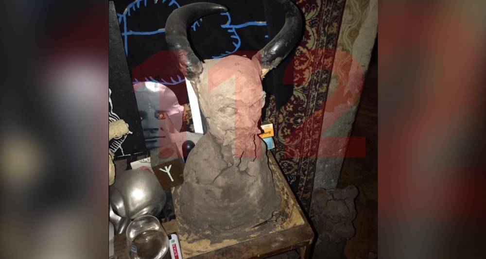 В захламленной квартире, откуда изъяли детей, нашли символы оккультизма