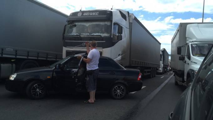 На Московском шоссе легковушка попала под фуру