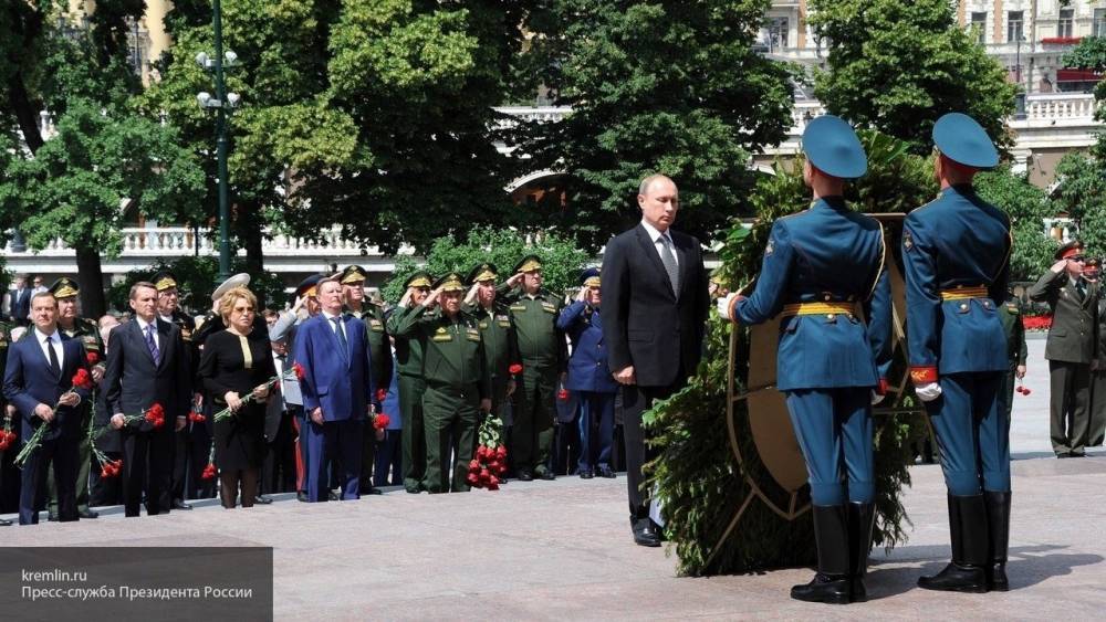 Путин возложил венок к Могиле Неизвестного солдата в Москве
