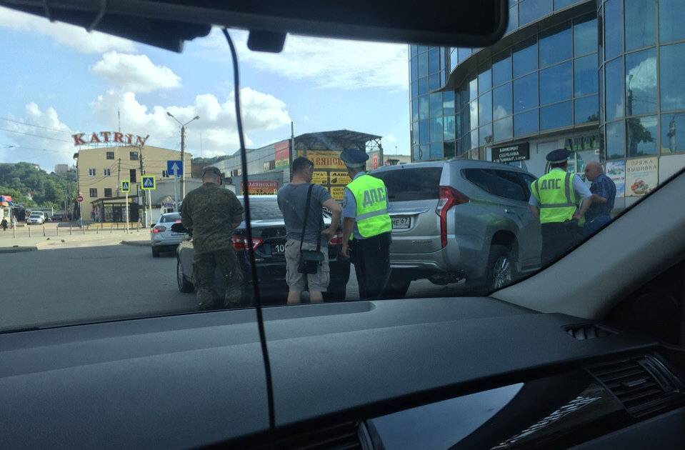 В Смоленске попала в аварию военная машина