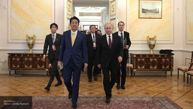 Абэ выразил надежду на прогресс в переговорах с Путиным о мирном договоре