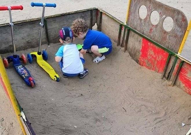 Фото: в рязанском сквере Скобелева дети играют в пыли