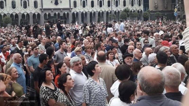 Очередная протестная акция у здания парламента в Тбилиси собрала несколько сотен человек