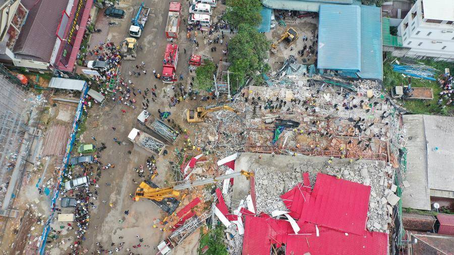 При обрушении здания в Камбодже погибли 13 человек