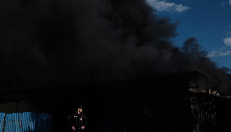 Пожар в цехе лакокрасочных материалов в Екатеринбурге потушен