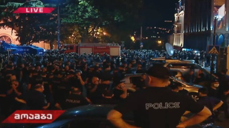 Протестующие в Тбилиси направились в сторону офиса правящей партии