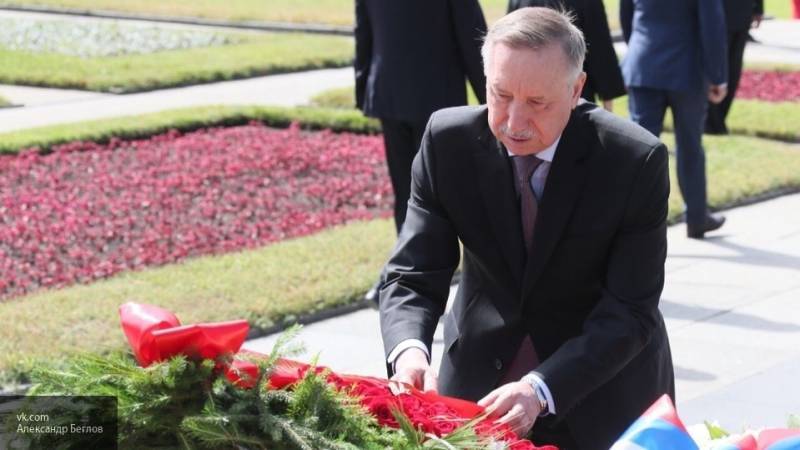 Беглов возложил цветы на Пискаревском кладбище в годовщину Дня памяти и скорби