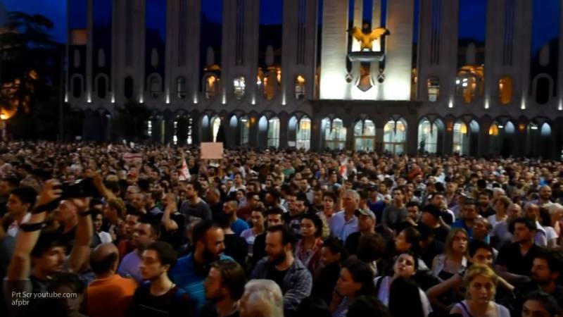 Протестующие в Тбилиси разошлись, но пообещали продолжить акцию на следующий день