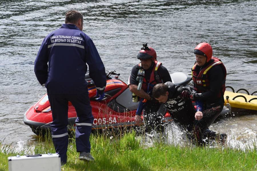 Спасатели достали пьяного мужчину из Москвы-реки в Серебряном бору