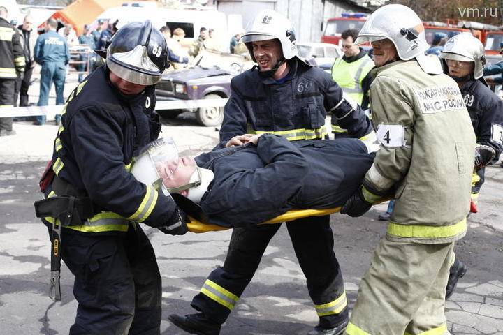 Сотрудники МЧС устраняют последствия аварии в Подольске