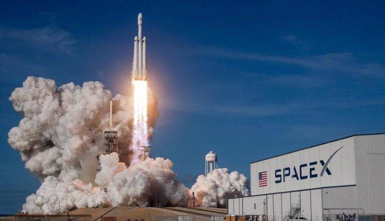 SpaceX запустит в космос прах 152 человек