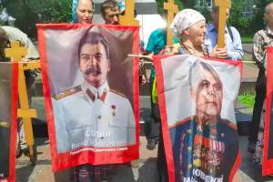 Страшны во гневе: киевские пенсионеры с портретами Сталина и Жукова во время крестного хода дали отпор блогеру-провокатору