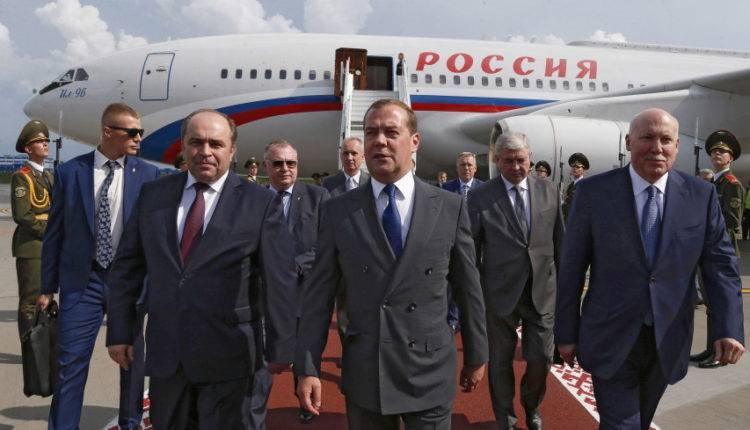 Медведев прибыл в Минск