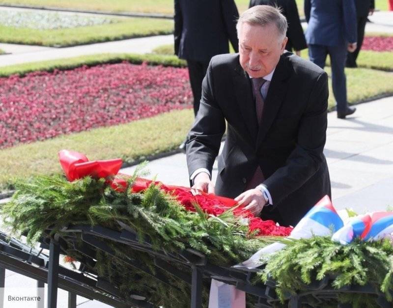 Беглов возложил цветы к монументу Матери-Родины в честь Дня памяти и скорби