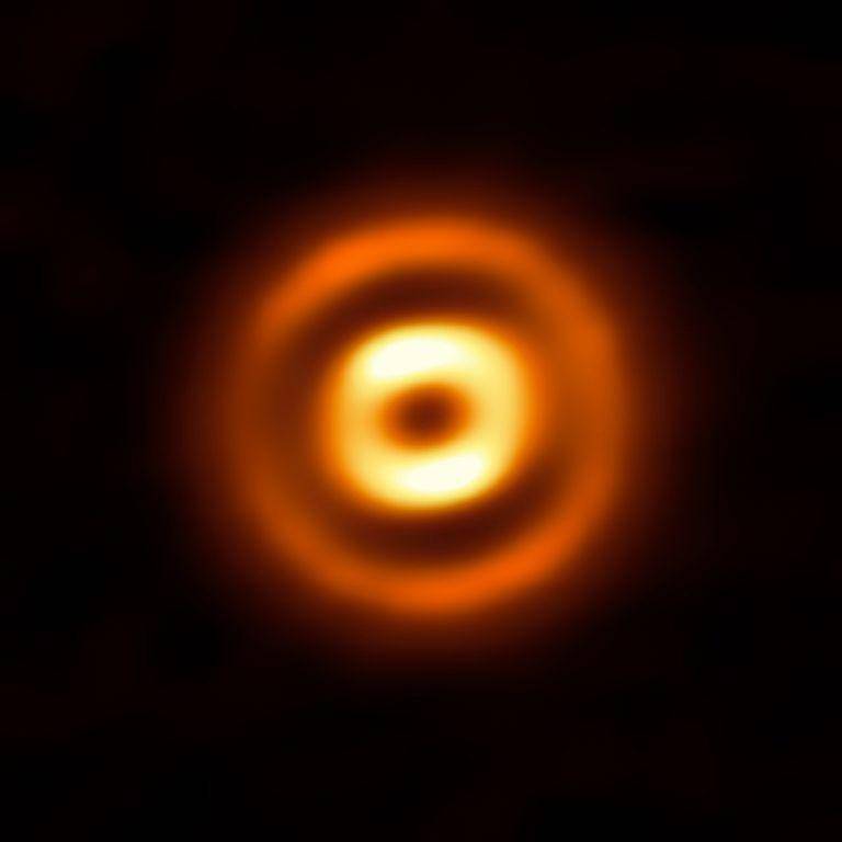 Далекая экзопланета создает необычные узоры в пыли вокруг своей молодой звезды