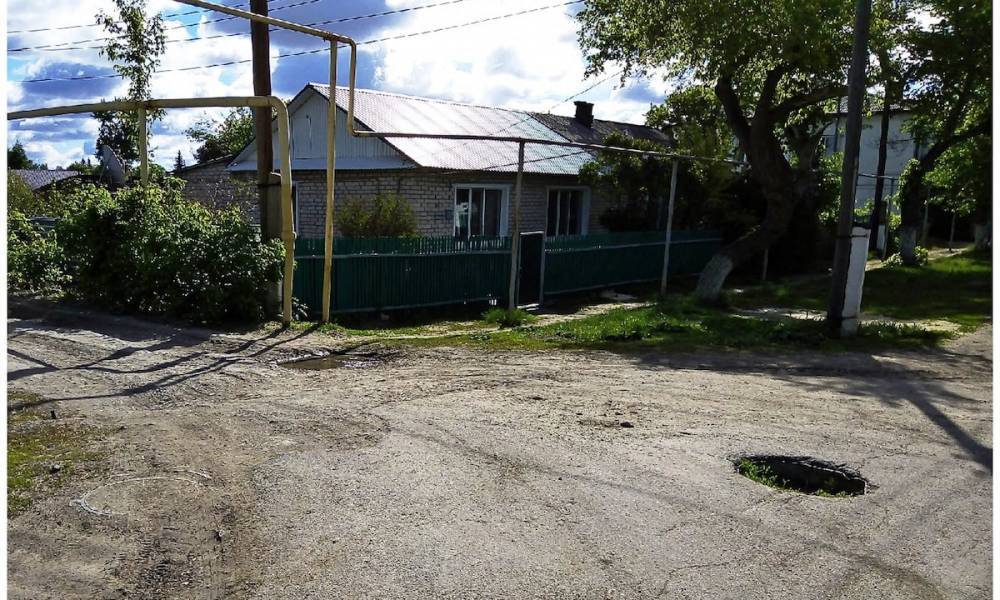 Главе МВД пришлось закрывать канализационный люк из-за бездействия коммунальщиков в Костанайской области