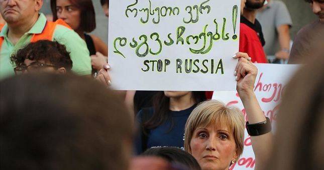 Протестующие в Грузии требуют отставки главы МВД России