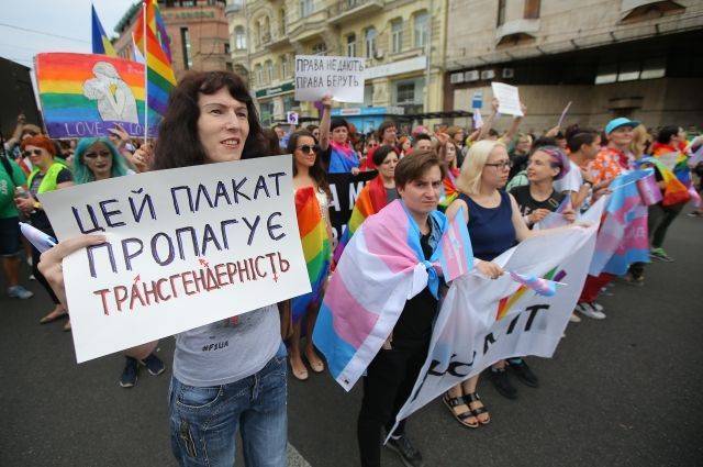 В Киеве хулиганы напали на участников марша в поддержку ЛГБТ-сообществ