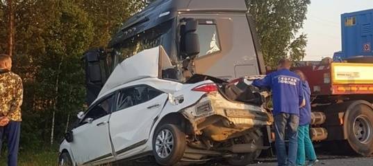 На тюменской трассе грузовик смял "Тойоту", погибли три человека
