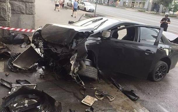 В Харькове в здание горсовета врезалось авто