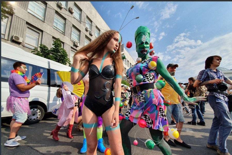 В Киеве прошел гей-парад за «европейский ценности»: военные жалуются на гомофобов, а полиция эвакуируют участников марша