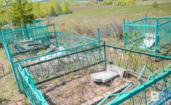 В селе Красногорское местный житель повредил около 40 могил