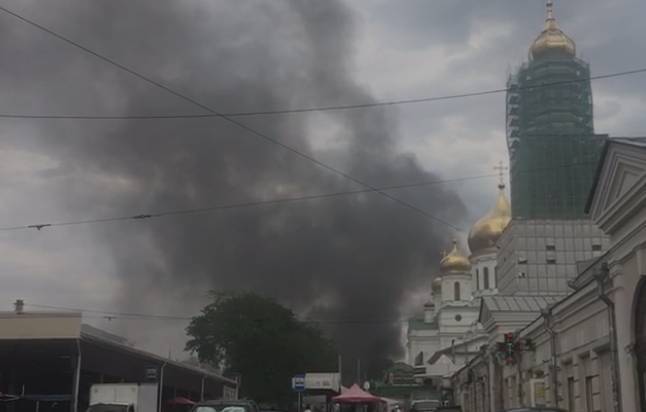 На Центральном рынке Ростова загорелись шесть торговых павильонов
