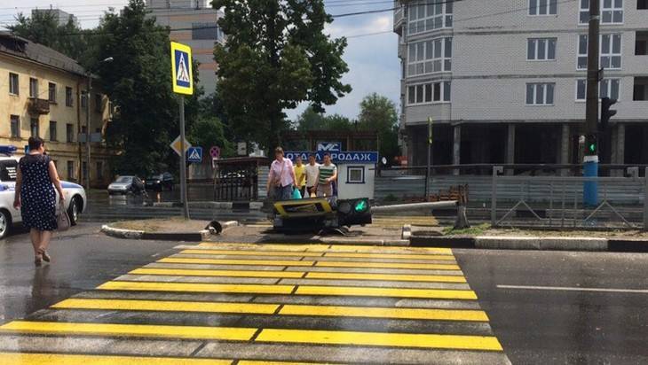 В Брянске после дождя рухнул светофор