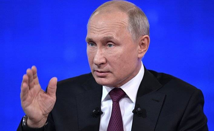 Bloomberg (США): Путин вернулся к внутренним делам — но это не помогает