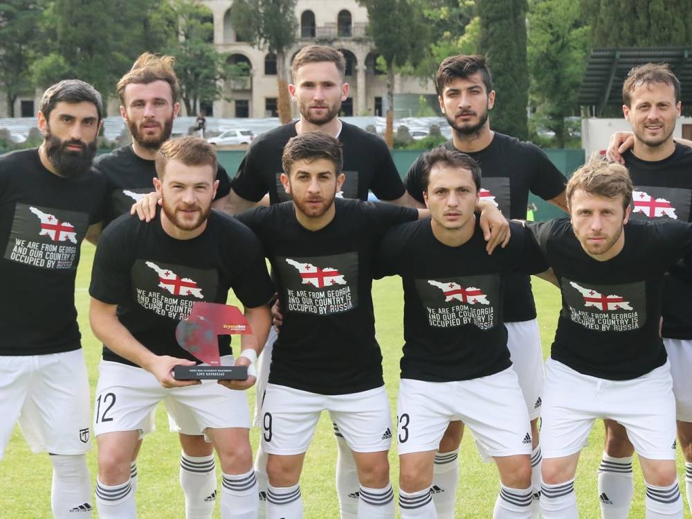 Футболисты трех грузинских клубов вышли на матчи в футболках с надписями против российской оккупации