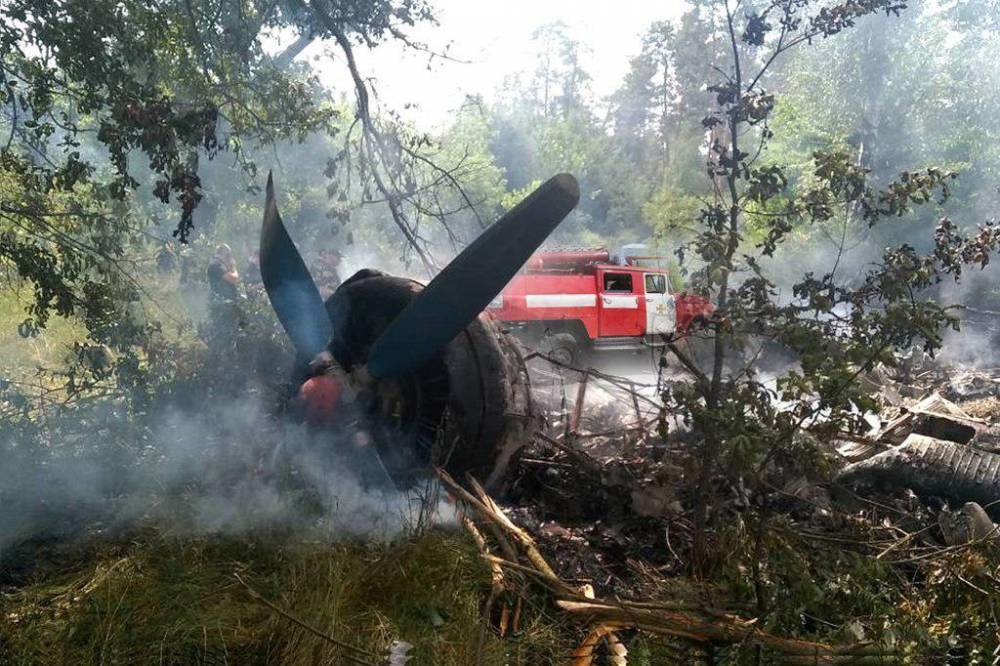 Жуткая авиакатастрофа шокировала всю Украину: пожарные долго тушили обломки самолета
