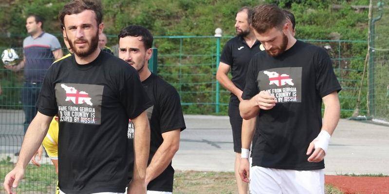 Грузинские футболисты вышли на матчи в антироссийских футболках