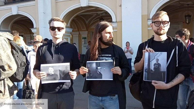 Полиция задержала двух активистов-«клоунов» у Гостиного двора в Петербурге