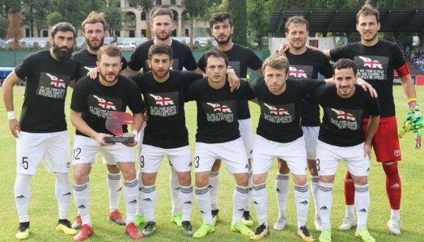 Грузинские футболисты вышли на матч с антироссийскими лозунгами