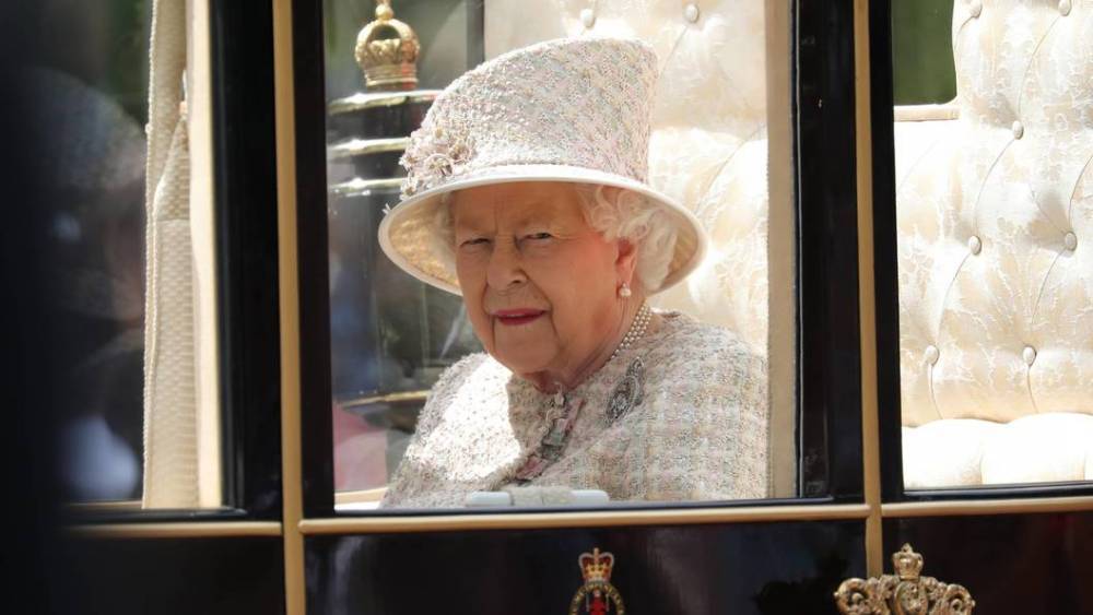 Королева Британии "в ужасе" бежала из Букингемского дворца из-за атаки крыс