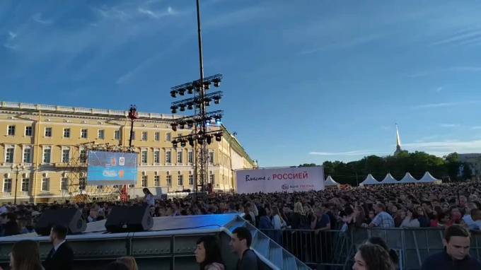 Видео: Тысячи людей в Петербурге собираются на Дворцовой площади, чтобы увидеть "Алые паруса" - piter.tv - Санкт-Петербург - Алые Паруса
