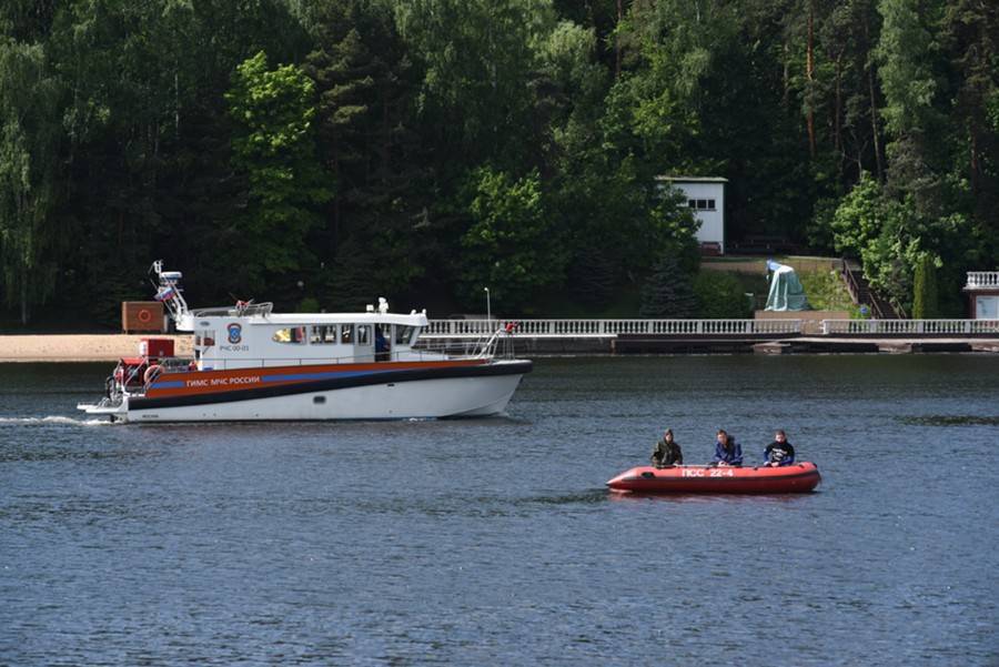 Два иностранца едва не утонули в московских водоемах