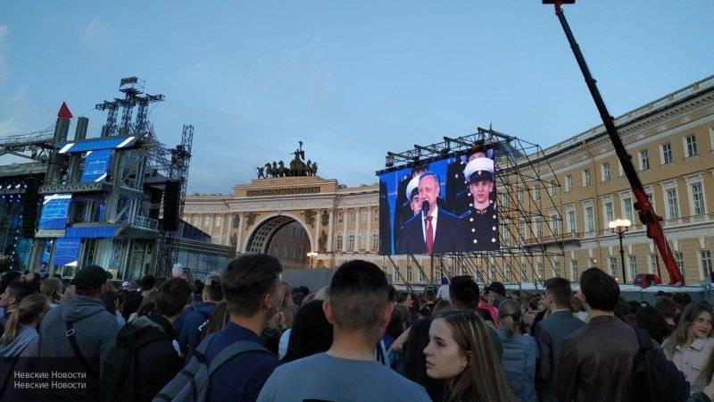 Беглов открыл праздник выпускников "Алые паруса" на главной площади Петербурга