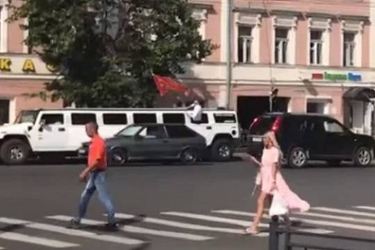 Выпускники из Костромы возмутили людей кортежем с лимузинами