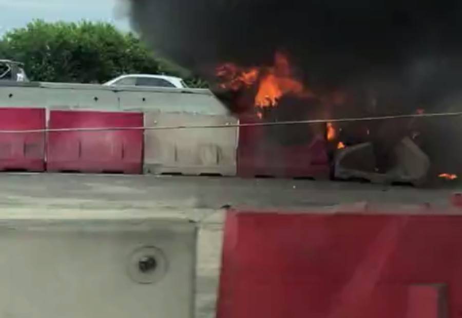 Из-за сгоревшей машины затруднено движение на МКАД