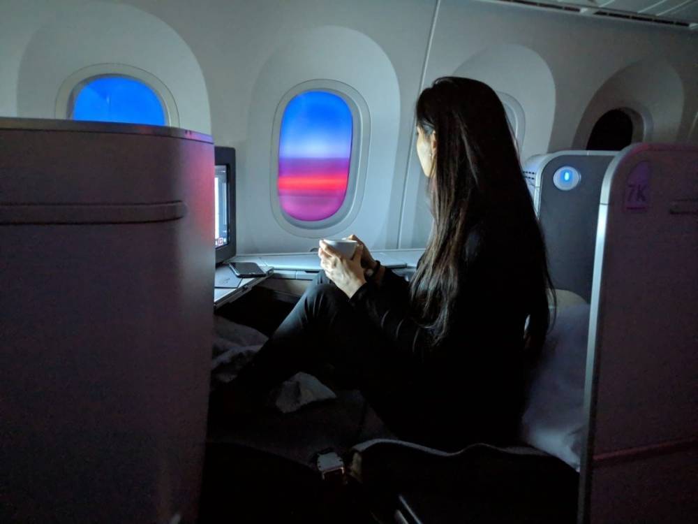 Уснувшую пассажирку забыли в самолёте, ей пришлось спасаться с помощью фонарика