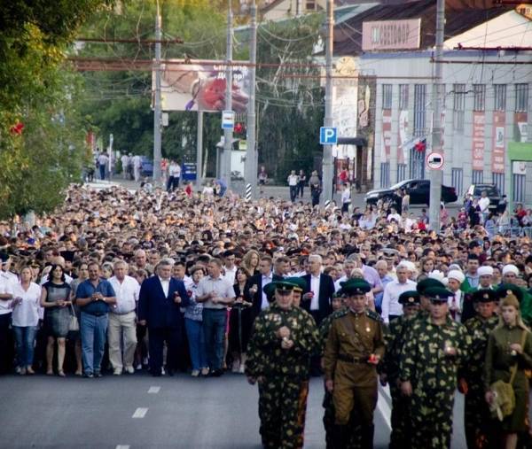 Более 5 тысяч оренбуржцев несли «Свечу памяти»
