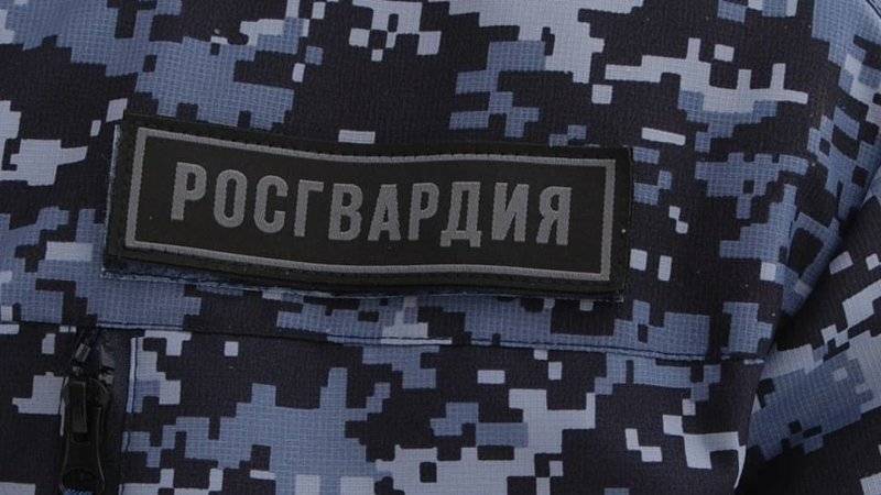 Сотрудник Росгвардии застрелил преступника, напавшего с ножом на полицейского в Грозном