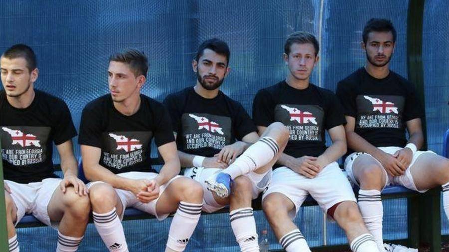Грузинские футболисты вышли на поле в антироссийских футболках