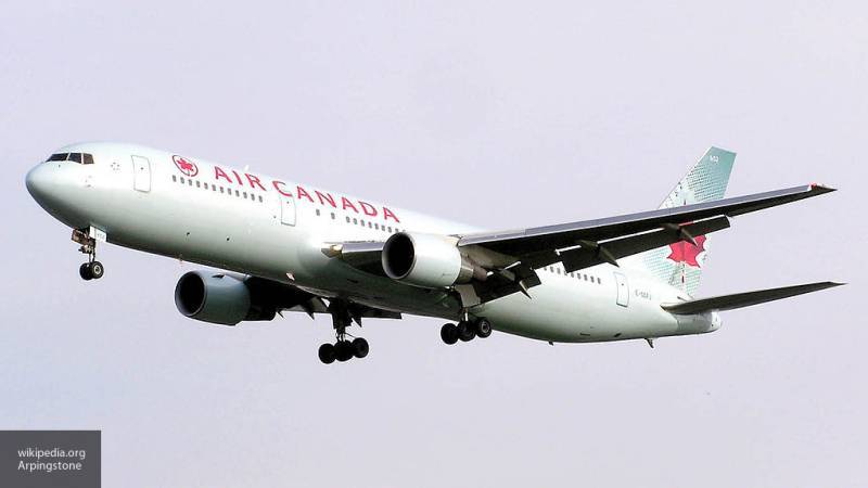 Пассажирский самолет Air Canada совершил экстренную посадку в аэропорту Ванкувера