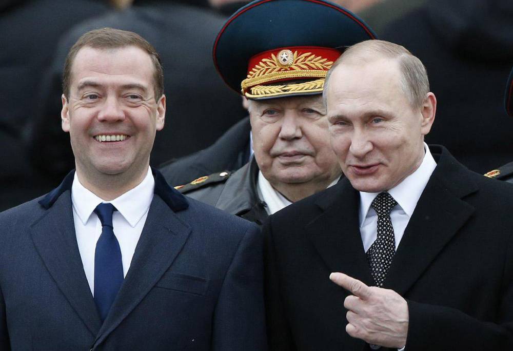 Путин и Медведев впали в маразм, принявшись меряться этим прямо на людях: "Всего 7 сантиметров..."